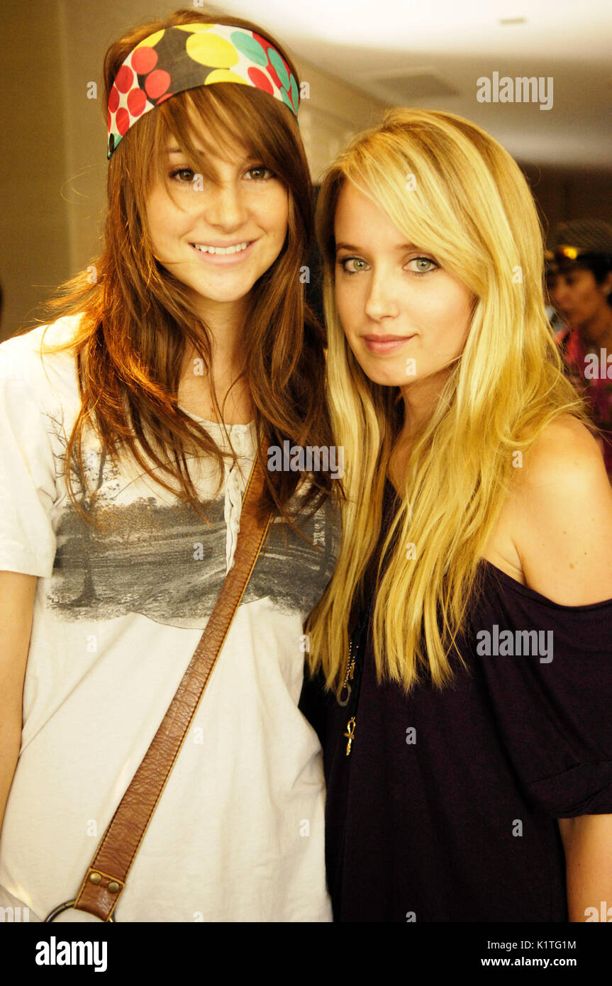 (L-r) shailene woodley megan park stelle "i segreti della vita adolescente americano' frequentare kiss fm's gifting lounge onore undicesima edizione Teen Choice awards w beverly hills. Foto Stock