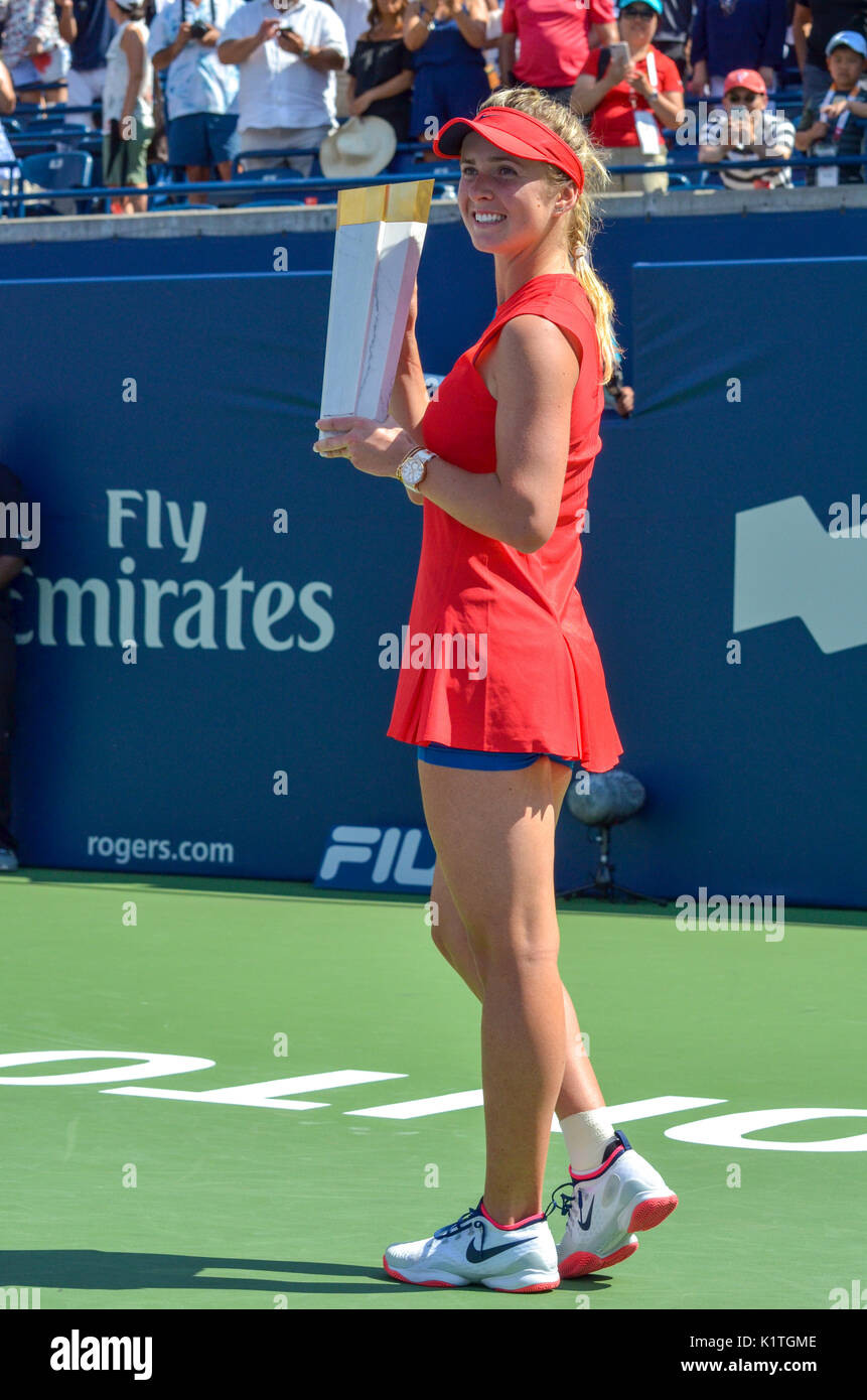 Elina Svitolina celebrando la vittoria proprio con l'anniversario Maple Leaf trophy. Donne Singoli Final, Rogers Cup 2017, Toronto, Canada Foto Stock