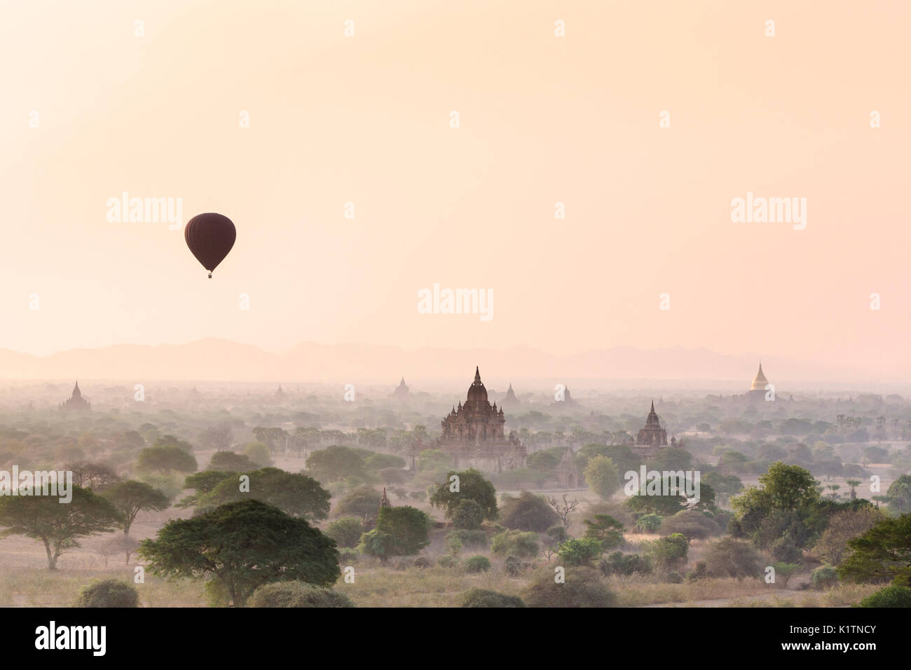 In mongolfiera ad aria calda su flottante Bagan templi di sunrise, Bagan, Myanmar Foto Stock