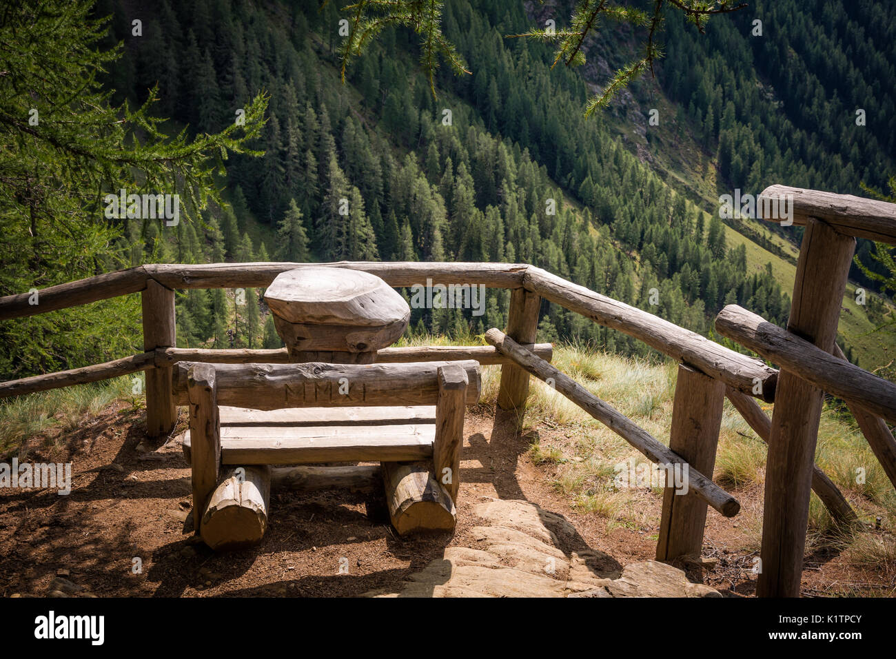 Vista sul paesaggio estivo montagne dal banco di legno. Rabby Valley, Trentino Alto Adige, Italia settentrionale. Foto Stock