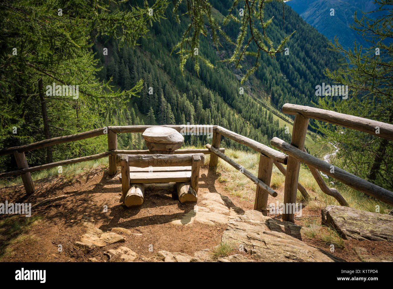 Vista sul paesaggio estivo montagne dal banco di legno. Rabby Valley, Trentino Alto Adige, Italia settentrionale. Foto Stock