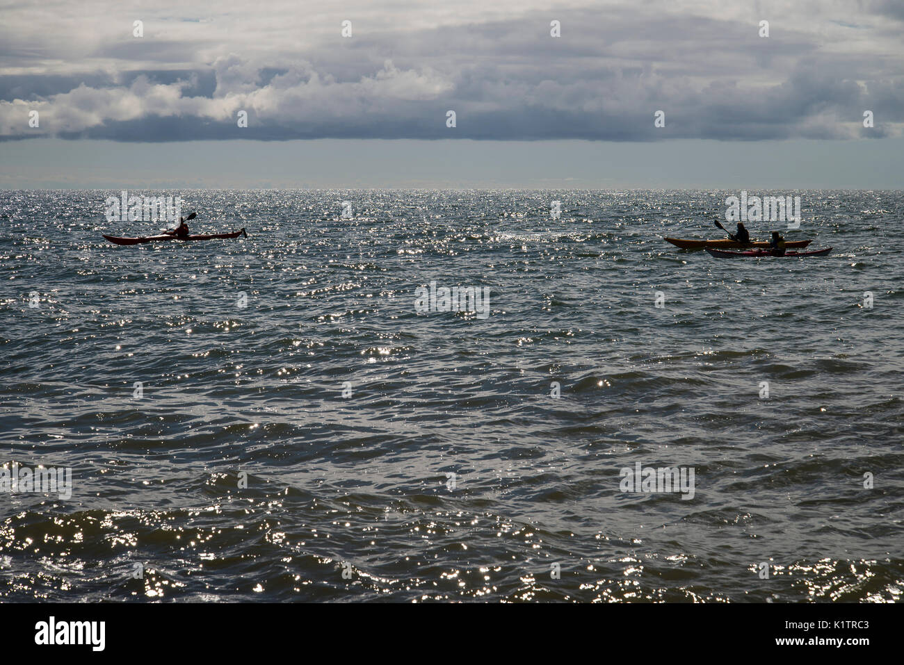 Persone kayaking fuori della Cumbria occidentale costa a st testa api Foto Stock