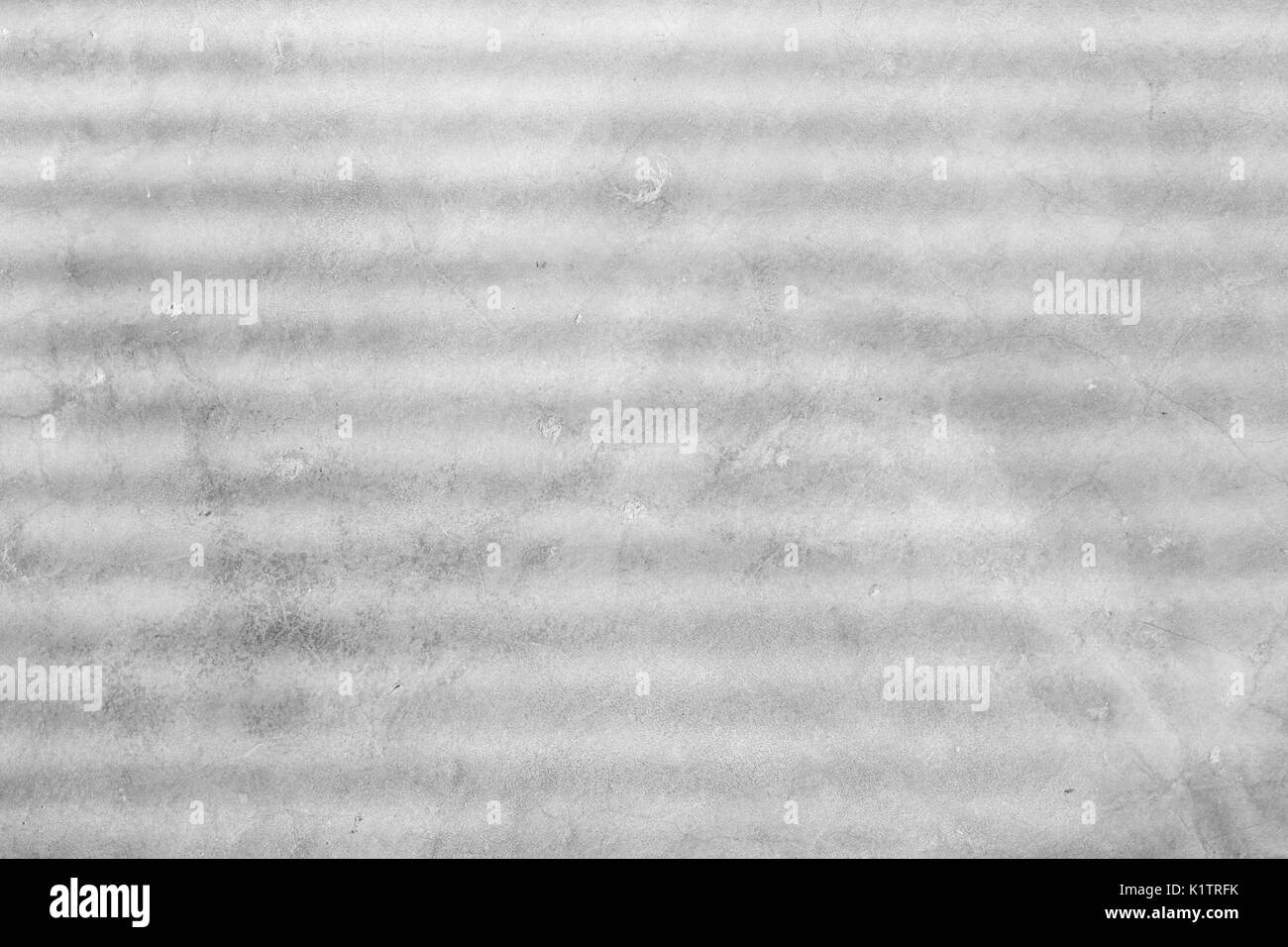 Le ombre delle barre di finestra su un vecchio cemento intonacato piano. Foto Stock