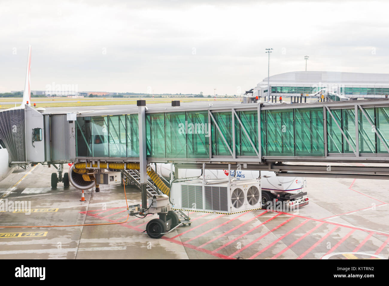 Praga, Repubblica Ceca - 16 giugno 2017: aerei con corridoio di passaggio o di un tunnel di essere preparati per la partenza da un aeroporto internazionale. Il passeggero Foto Stock
