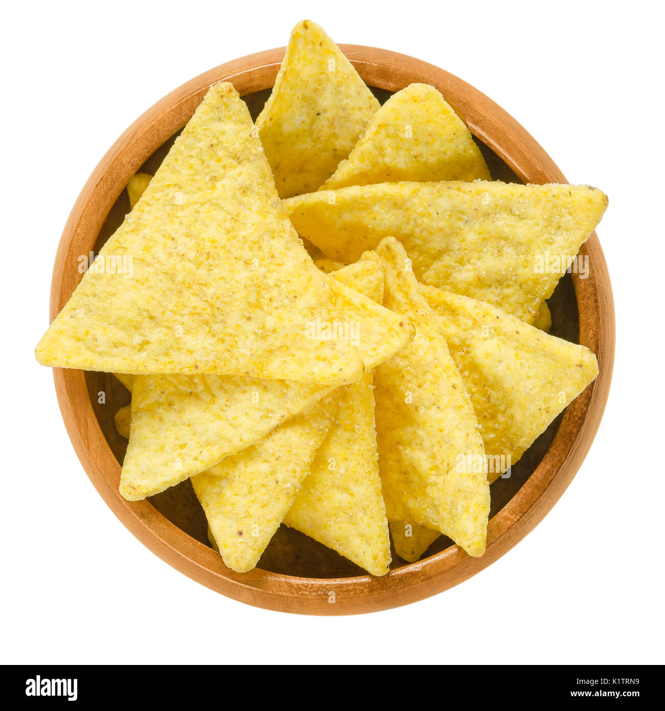 Tortilla chips in ciotola di legno. Snack alimentare realizzato da tortilla di mais o granoturco masa, tagliati in forma di triangolo cunei, fritti in olio e salata. Foto Stock