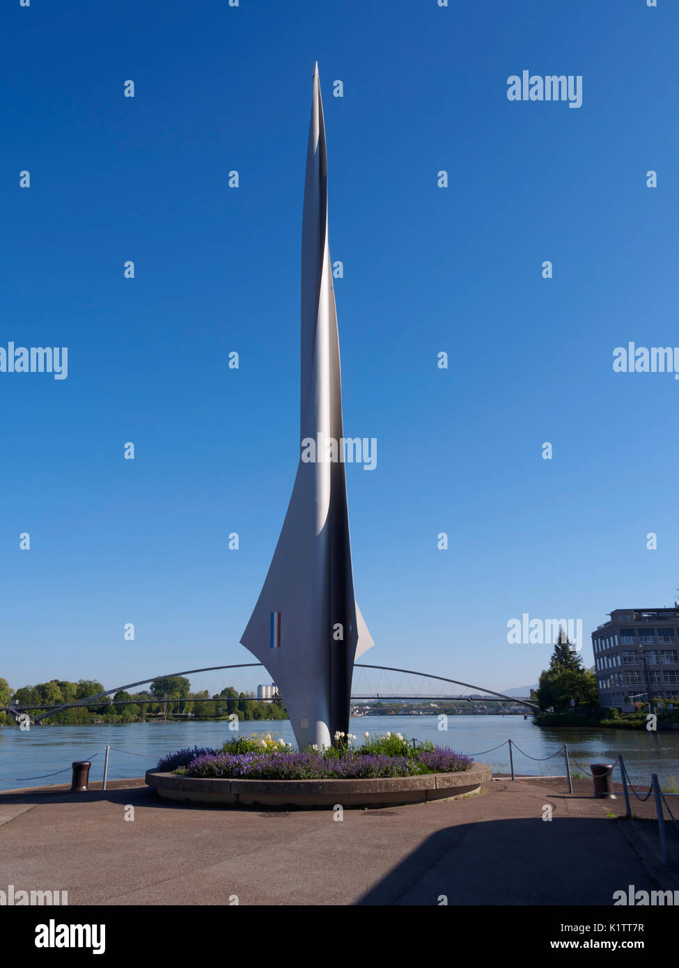 Monumento Dreilandereck, Basilea, Svizzera. Il monumento segna il tripoint dove i confini della Germania, Francia e Svizzera si riuniscono sul Reno R Foto Stock