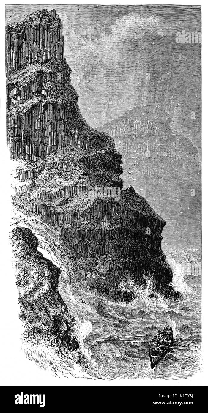 1870: Un whaler in mare mosso al di sotto della testa Pleaskin, parte del Giant's Causeway, un area di circa 40.000 ad incastro le colonne di basalto, il risultato di una antica eruzione vulcanica. È situato vicino a Bushmills nella contea di Antrim sulla costa nord dell'Irlanda del Nord. Essa è stata dichiarata dall UNESCO Patrimonio dell Umanità nel 1986 e una riserva naturale nazionale il seguente anno. Foto Stock