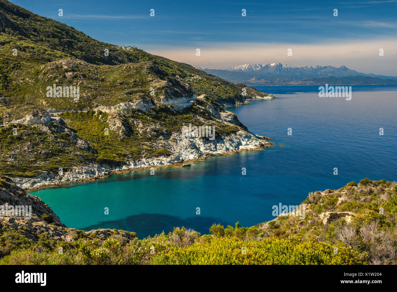 Mare Mediterraneo costa, Monte Cinto mountain range in lontananza, view near Marine de Giottani, Cap Corse, Corsica, Francia Foto Stock