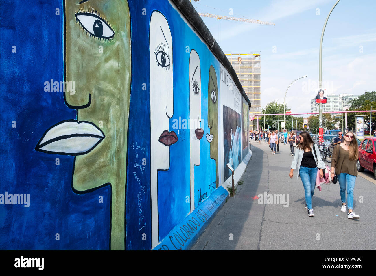 Murale dipinto sulla sezione originale del muro di Berlino a East Side Gallery di Berlino, Germania Foto Stock