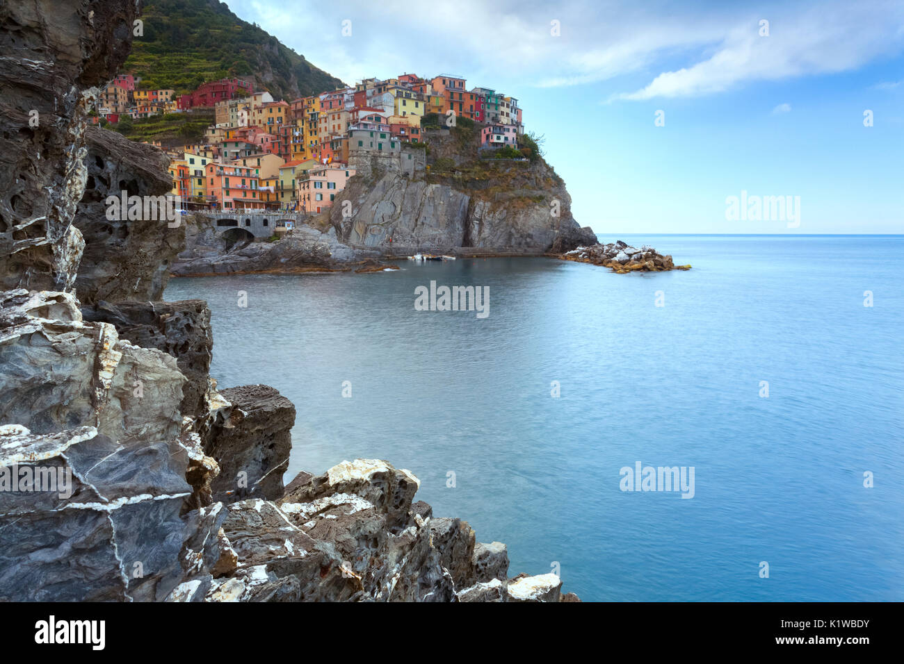 L'Europa, in Italia, la Liguria Cinque Terre. Manarola tra le rocce Foto Stock