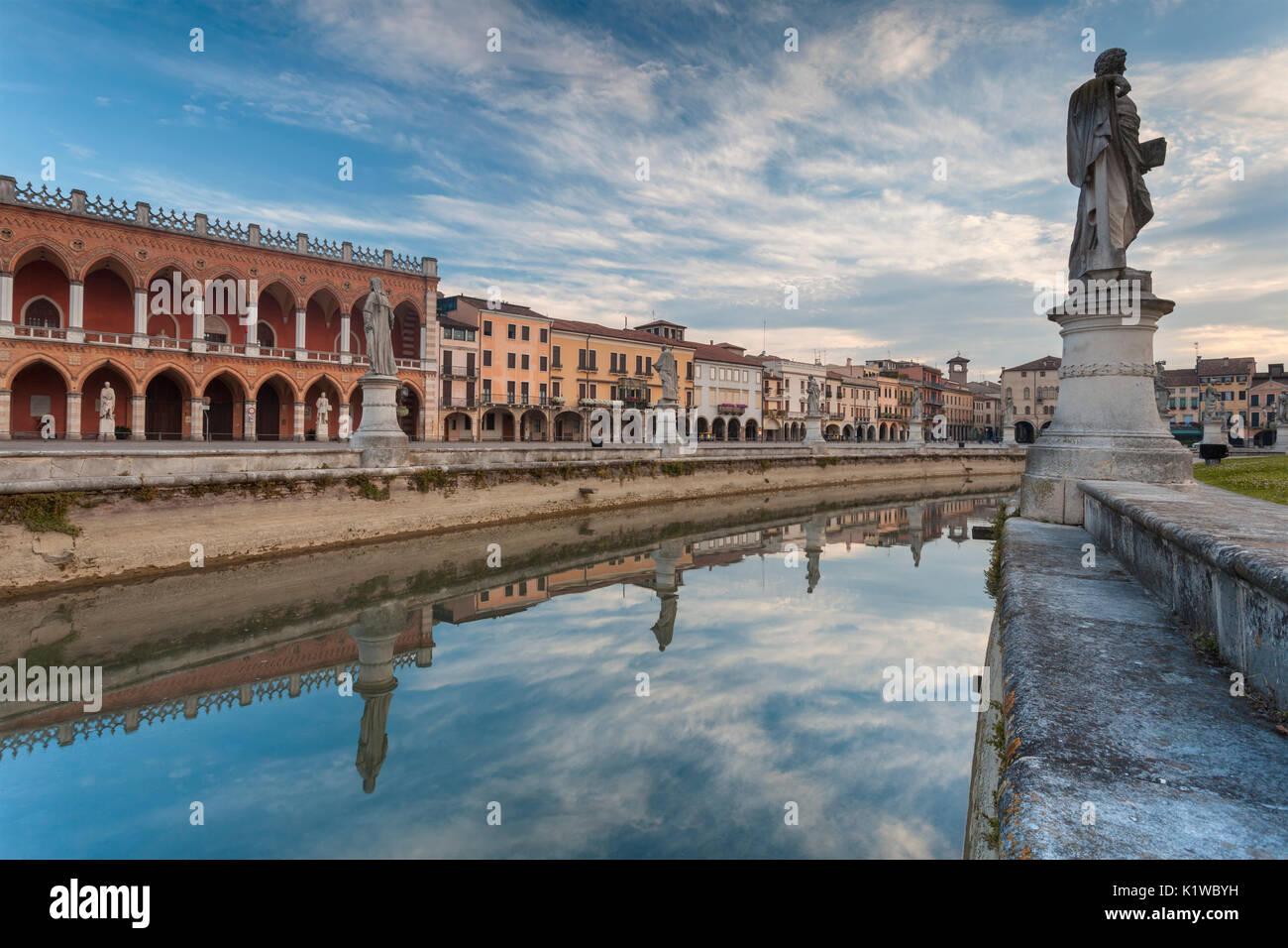 L'Europa, Italia, Veneto, Padova. Gli edifici si riflette nel canale attorno a Prato della Valle Foto Stock