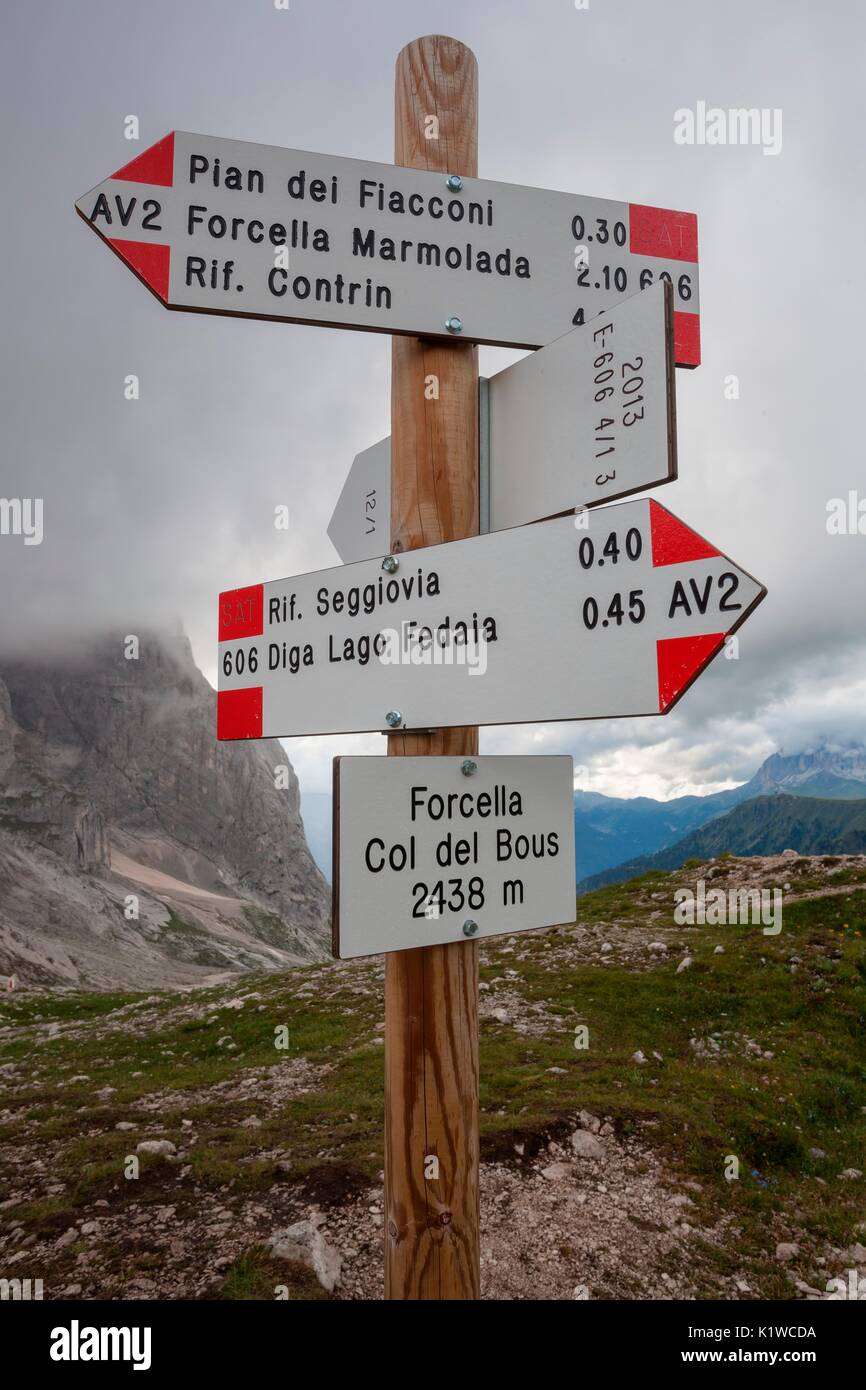 Tabella dei percorsi per il Col de Bous, Marmolada, Dolomiti Foto Stock