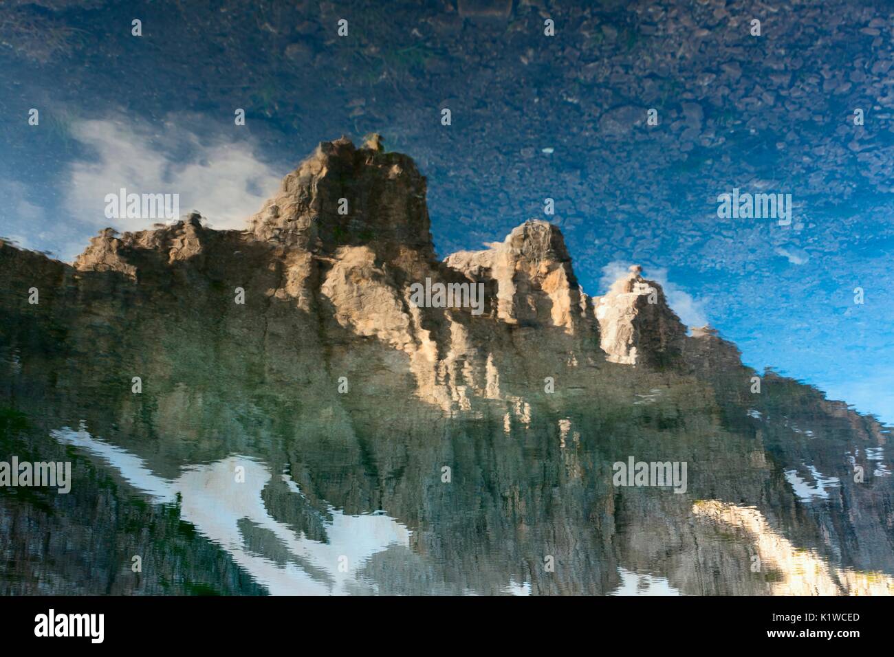 L'Europa, Italia, Veneto, Belluno. Le torri del monte Civetta sono riflessi nell'acqua del lago Coldai, Dolomiti Foto Stock