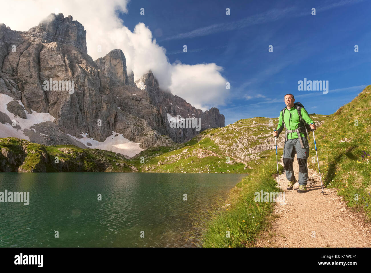 L'Europa, Italia, Veneto, Belluno. Escursionista passa vicino al lago Coldai lungo il CAI 560, che a questo punto coincide con l'Alta Via n. 1 delle Dolomiti Foto Stock