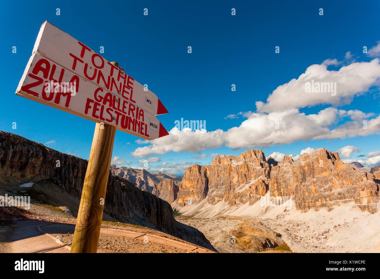 Cartello con le indicazioni per arrivare al tunnel della Guerra Lagazuoi, Dolomiti. Oggi è unico nel suo genere, il più lungo tra quelli conservati. L'Italiano gall Foto Stock