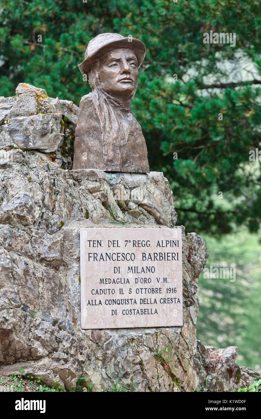 Busto in marmo in memoria del tenente Francesco Barbieri, nei pressi del Rifugio Contrin. Val di Fassa Dolomiti Foto Stock