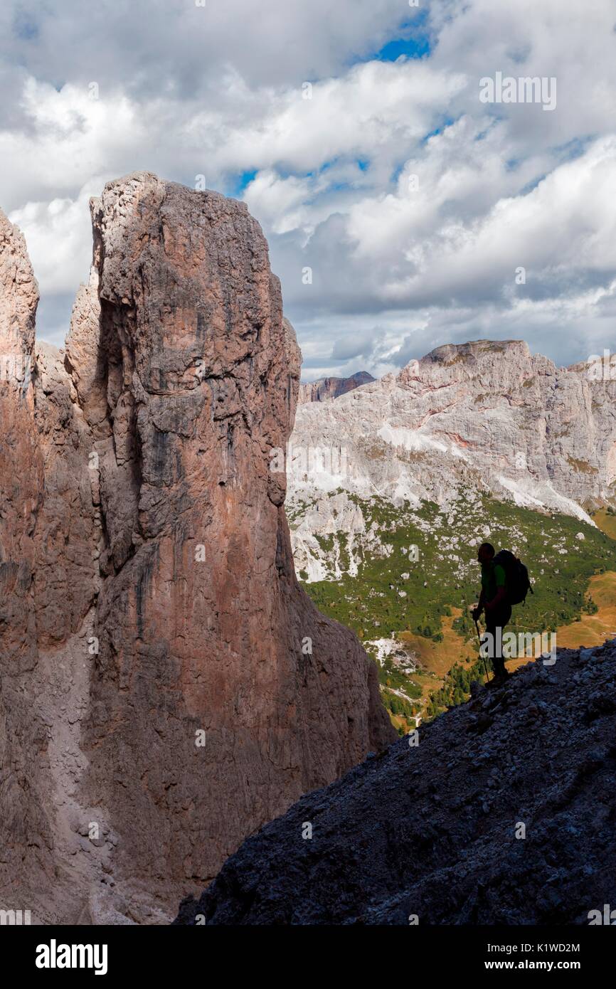 Gli escursionisti in silhouette in Val Setus, Gruppo Sella, Dolomiti Foto Stock