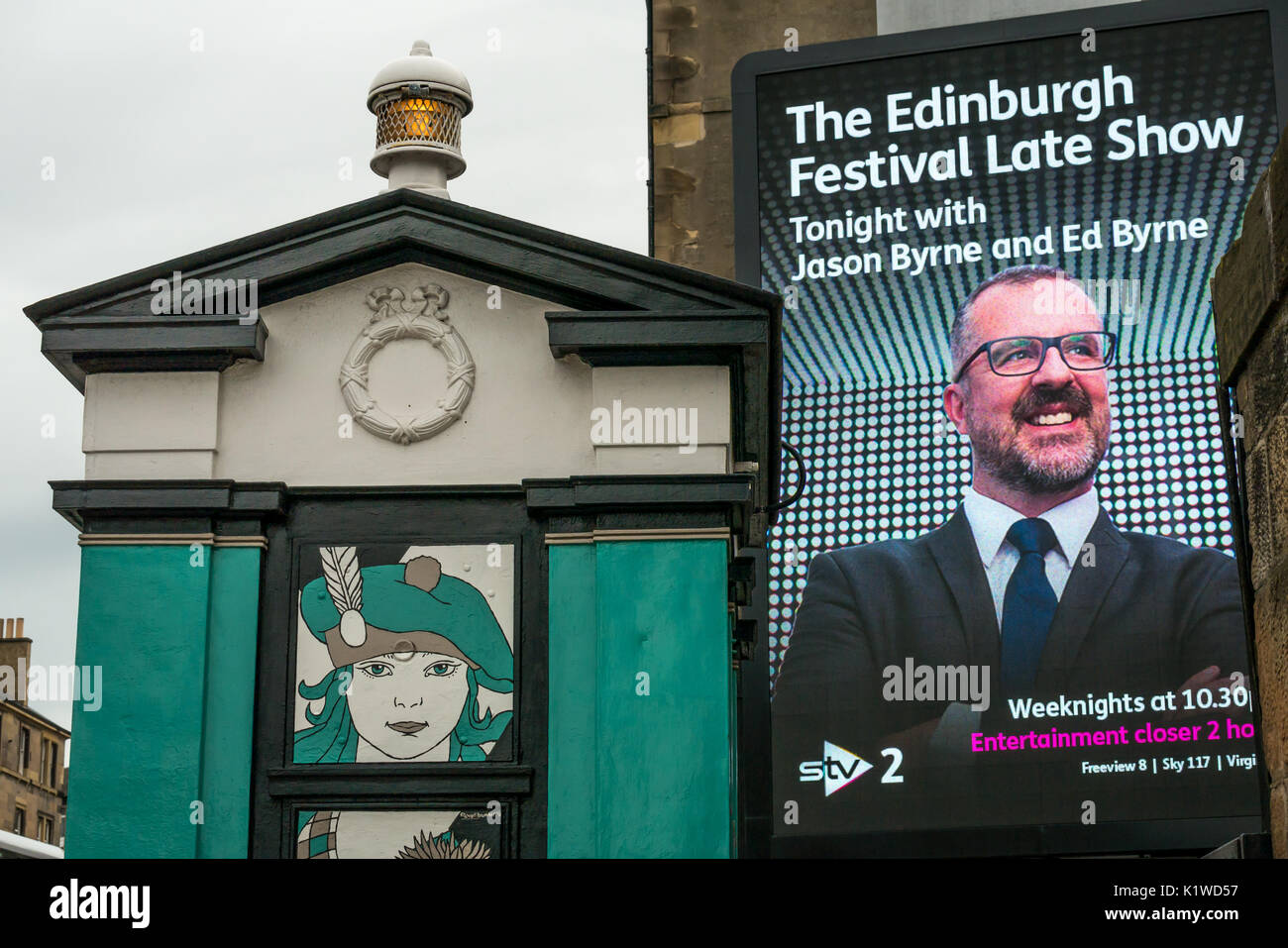 Polizia decorativo call box, Leith Walk, Edimburgo, Scozia, con pubblicità elettronica per Festival Late Show su STV2 con Jason e Ed Byrne Foto Stock