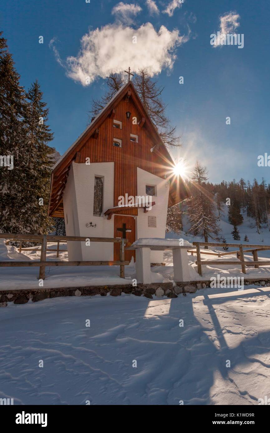Chiesa di Alpini al Passo Duran in inverno La Valle Agordina, Dolomiti, Europa, Italia, Veneto Belluno Foto Stock
