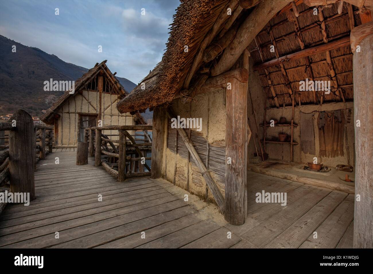 Sulle rive del lago di Lago è l'Archeopark Livelet (parco archeologico educativi). Tutta la struttura è costruita su palafitte; nella zona th Foto Stock