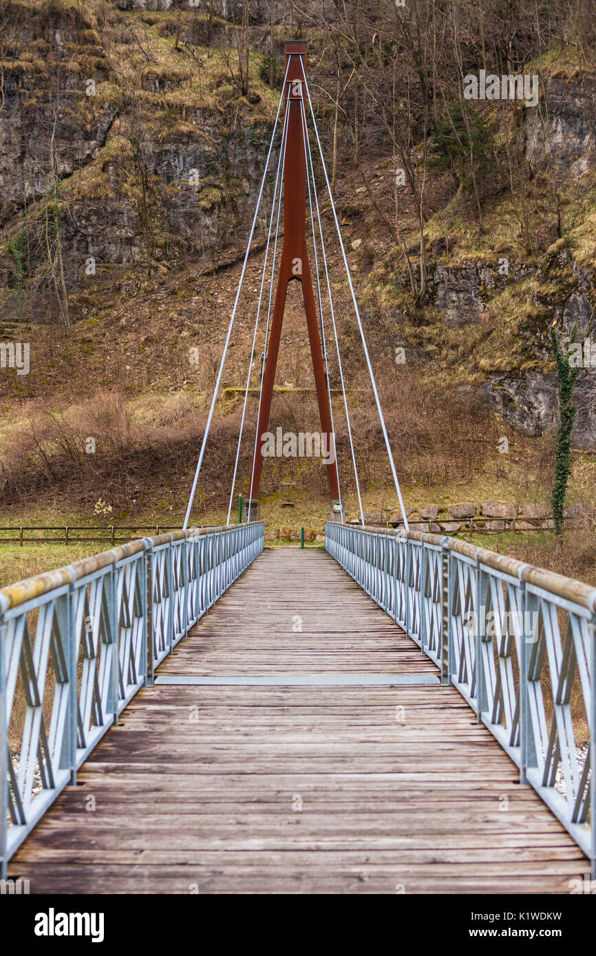 Il ponte sul Cordevole fiume tra La Muda e il piccolo villaggio di Agre. Monti del Sole, Parco Nazionale Dolomiti Bellunesi, Belluno, Veneto, Foto Stock