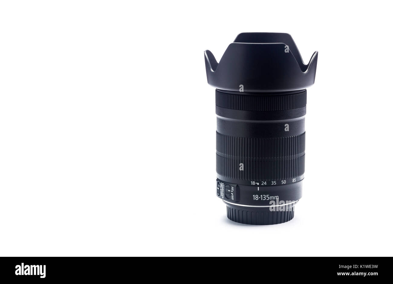 Moderno Obiettivo per fotocamera digitale isolato su uno sfondo bianco Foto Stock