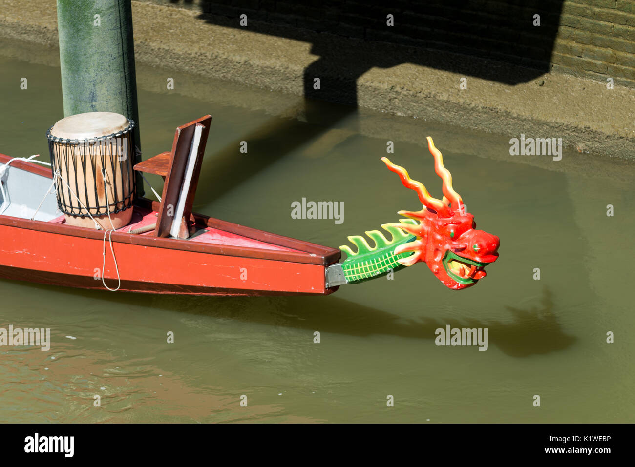Un vivacemente colorate di rosso dipinto di dragon boat sul fiume Arun in Arundel, West Sussex, in Inghilterra. Foto Stock