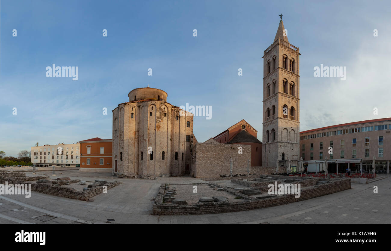 Chiesa di San Donat e manufatti storici al foro romano in Zara, Dalmazia, Croazia Foto Stock