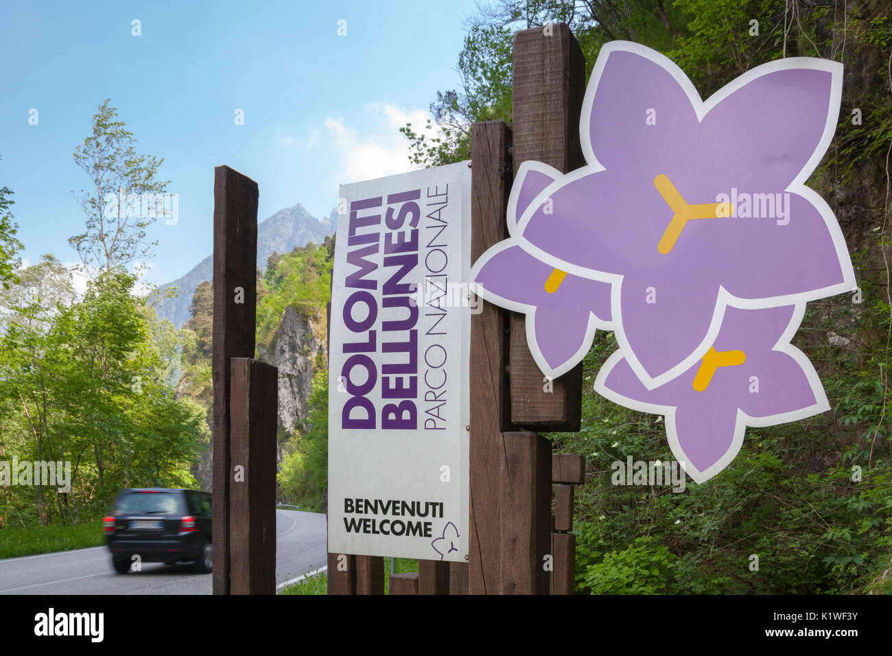 Il logo del Parco Nazionale delle Dolomiti Bellunesi lungo la strada che collega Belluno a l'Agordino, Dolomiti Foto Stock