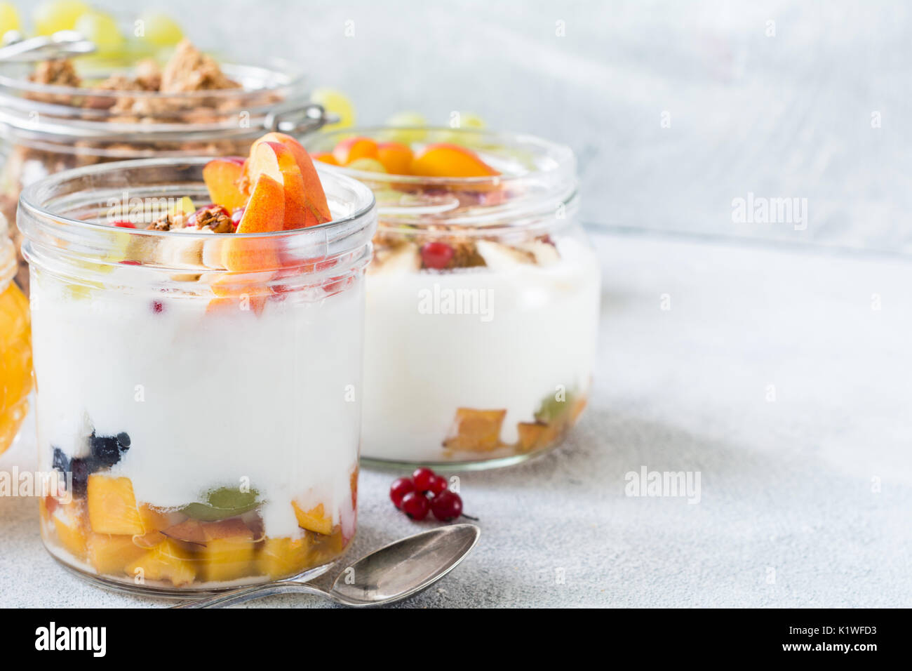 Lo yogurt naturale con frutta fresca e bacche e oat granola. sana colazione Cibo, dieta lifestyle fitness concetto. closeup copia vista spazio per il testo Foto Stock