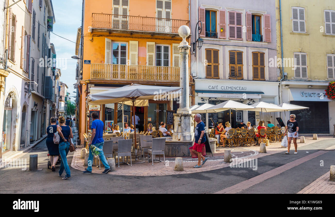 Occupato cafè a Antibes, Cote d'Azur, in Francia Foto Stock