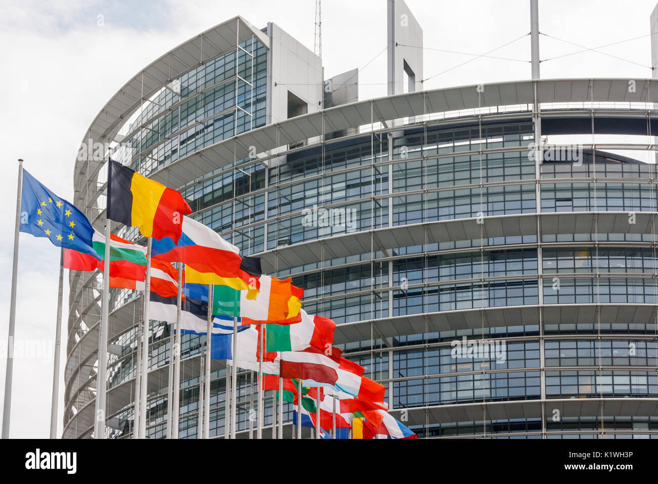 Edificio del Parlamento europeo con le bandiere degli Stati membri Foto Stock