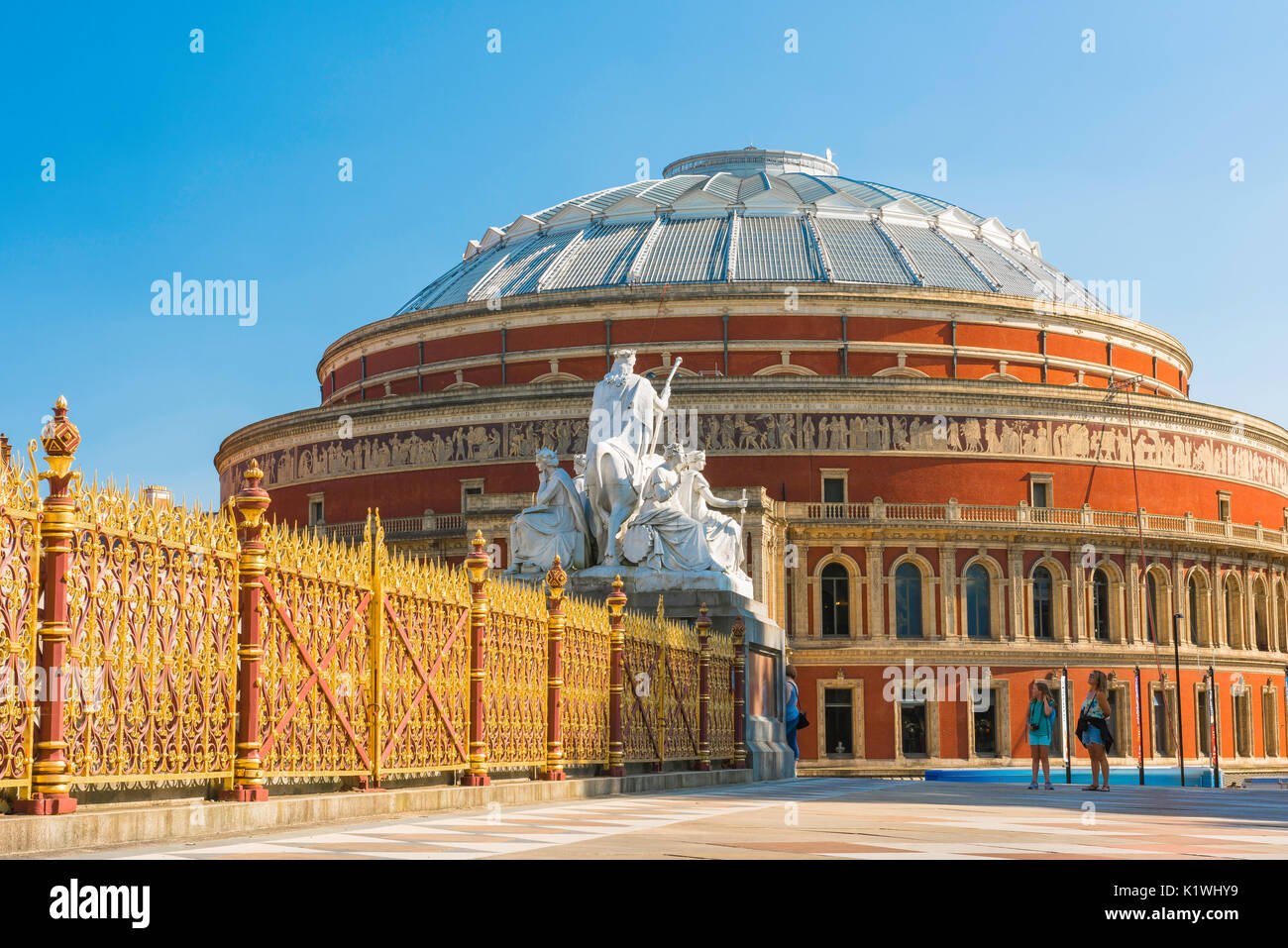 Albert Hall London, vista dei turisti che guardano le statue sull'Albert Memorial contro il ritorno della Royal Albert Hall, Londra, Regno Unito Foto Stock