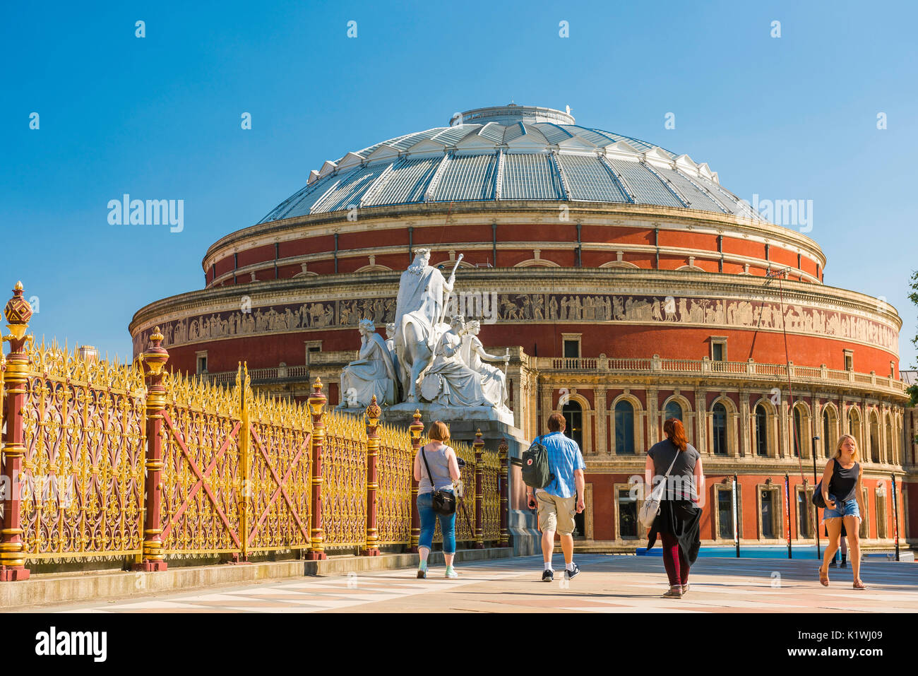 Turisti Londra UK, vista in un pomeriggio estivo di turisti a Kensington Gardens a piedi verso la Royal Albert Hall, Londra, Inghilterra, Regno Unito. Foto Stock
