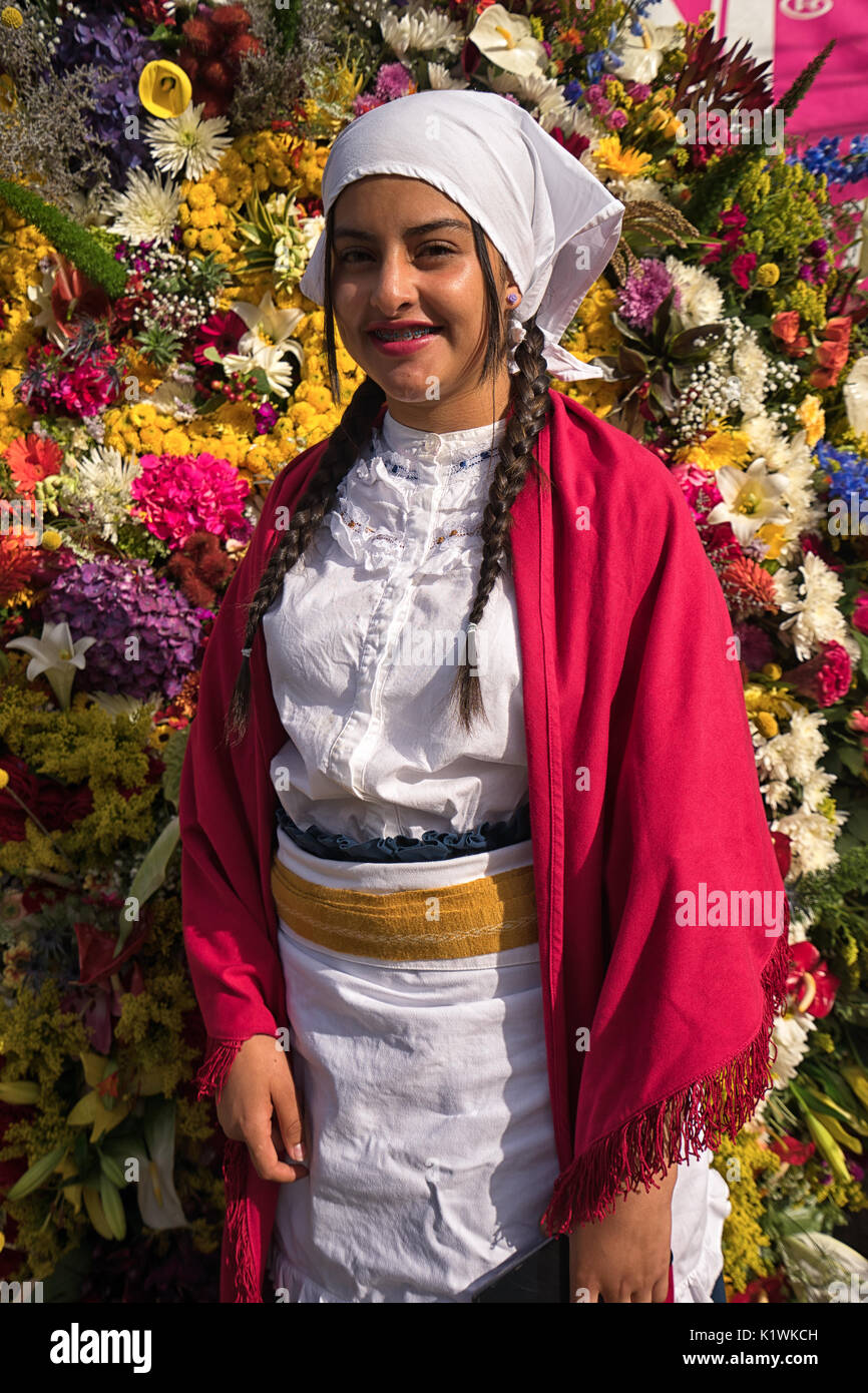 Il 7 agosto 2017 a Medellin, Colombia: ayoung agricoltore donna posa con un display floreali create per l'annuale festival dei fiori Foto Stock