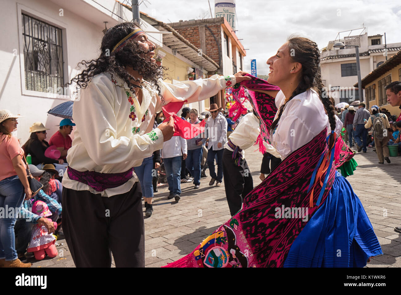 Giugno 17, 2017 Pujili, Ecuador: street ballerini eseguono in abiti tradizionali durante la festa del Corpus Christi Foto Stock