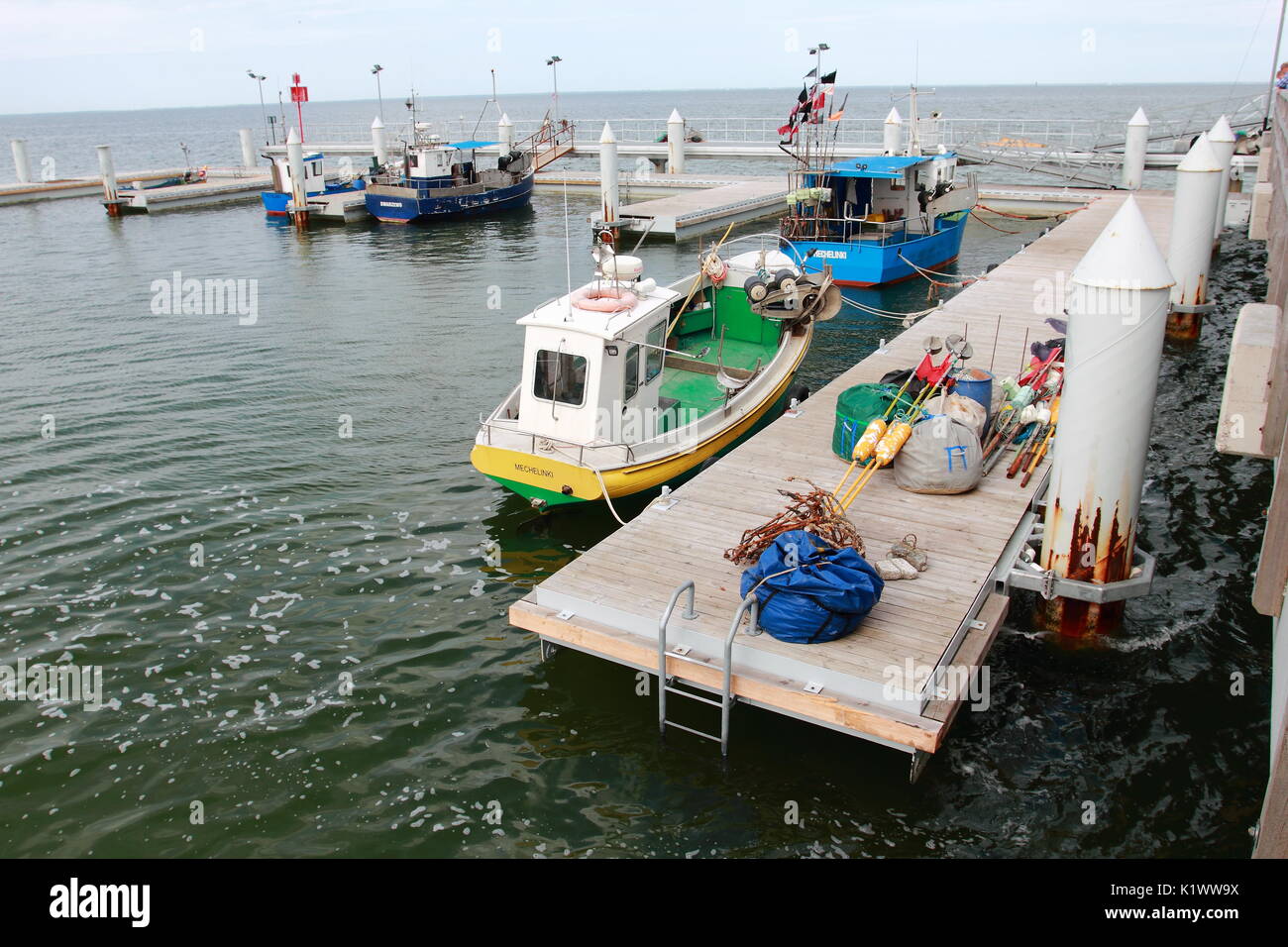Pier in Mechelinki barche da pesca, regione della Pomerania, Polonia Foto Stock