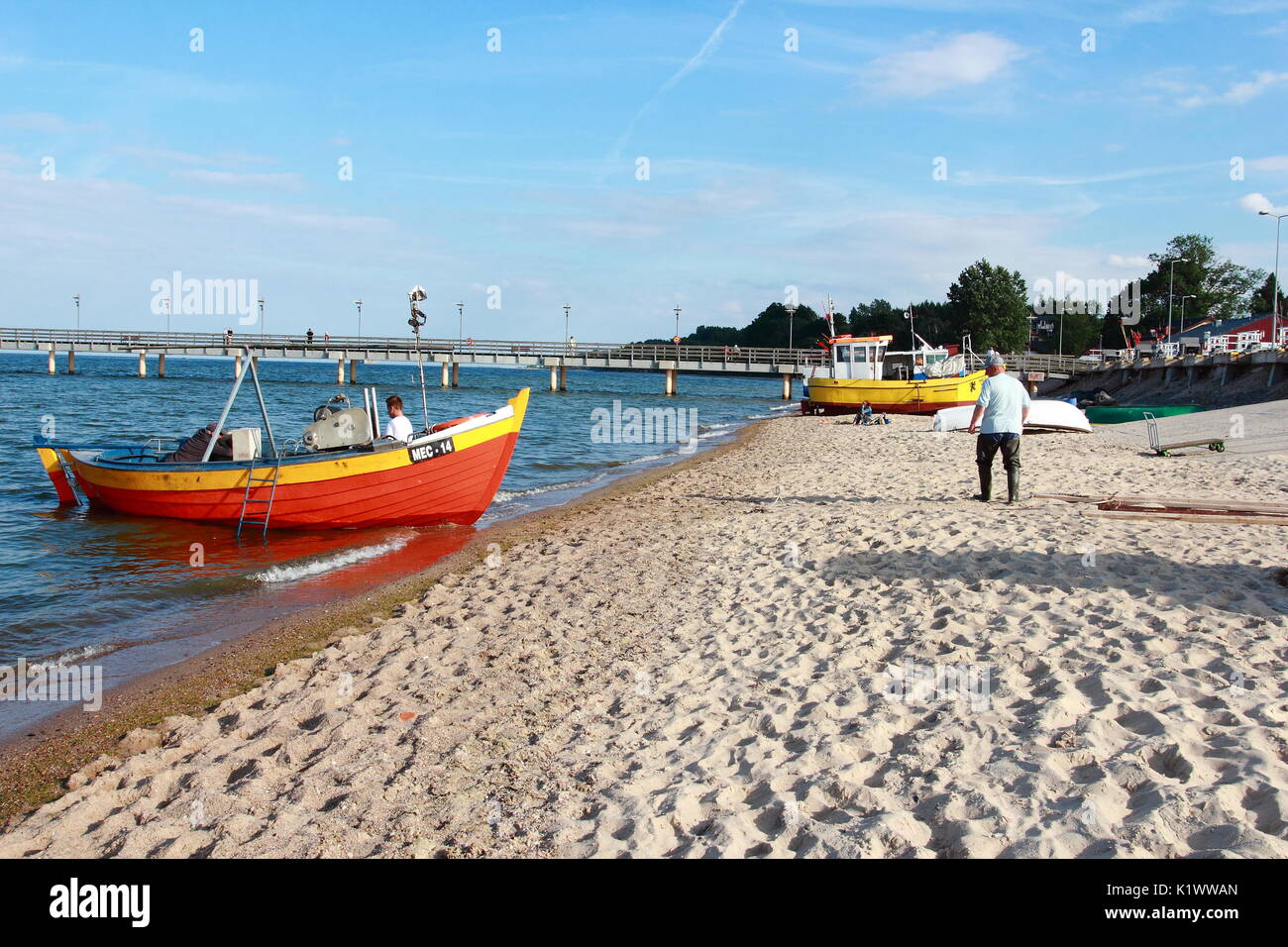 La pesca in barca alla spiaggia di Mechelinki, regione della Pomerania, Polonia Foto Stock
