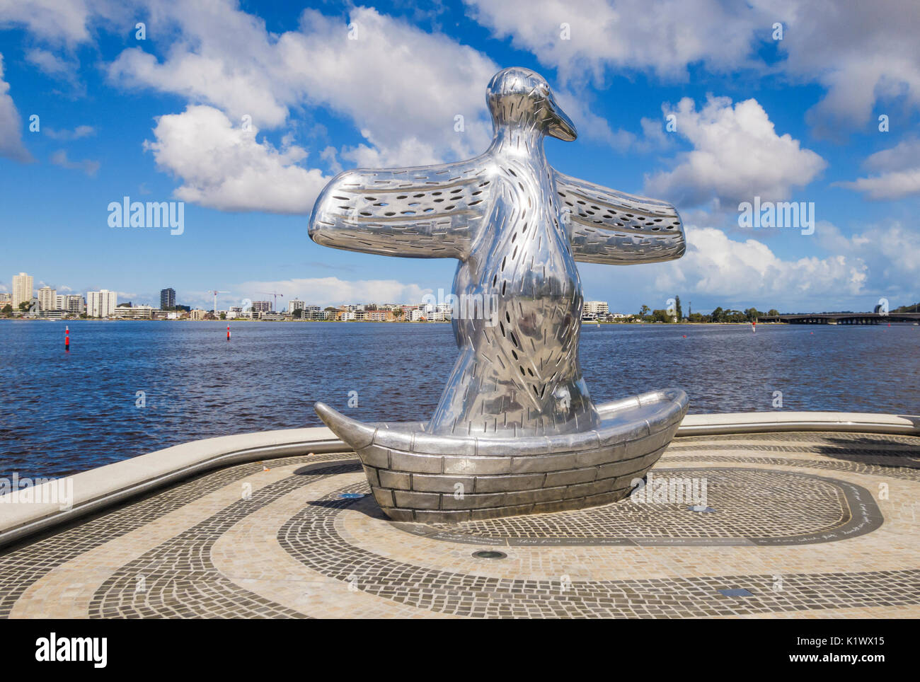 Primo contatto scultura lungo la passeggiata lungomare di Elizabeth Quay, Perth, Australia occidentale, Australia Foto Stock