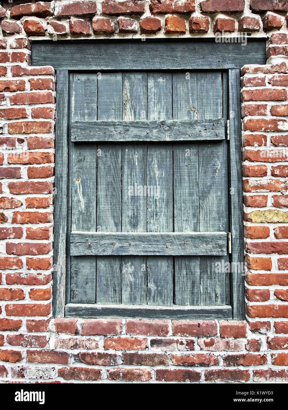 La molla, TX USA - Luglio 12, 2017 - Verde otturatore sul bruciato edificio nella città vecchia molla TX Foto Stock