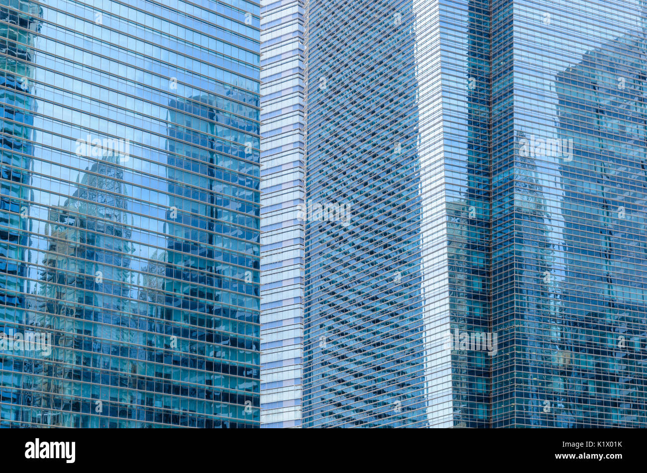 Città dettaglio delle facciate di vetro della baia di Marina centro finanziario di edifici, Marina Bay, il centro cittadino di Core, Singapore Foto Stock