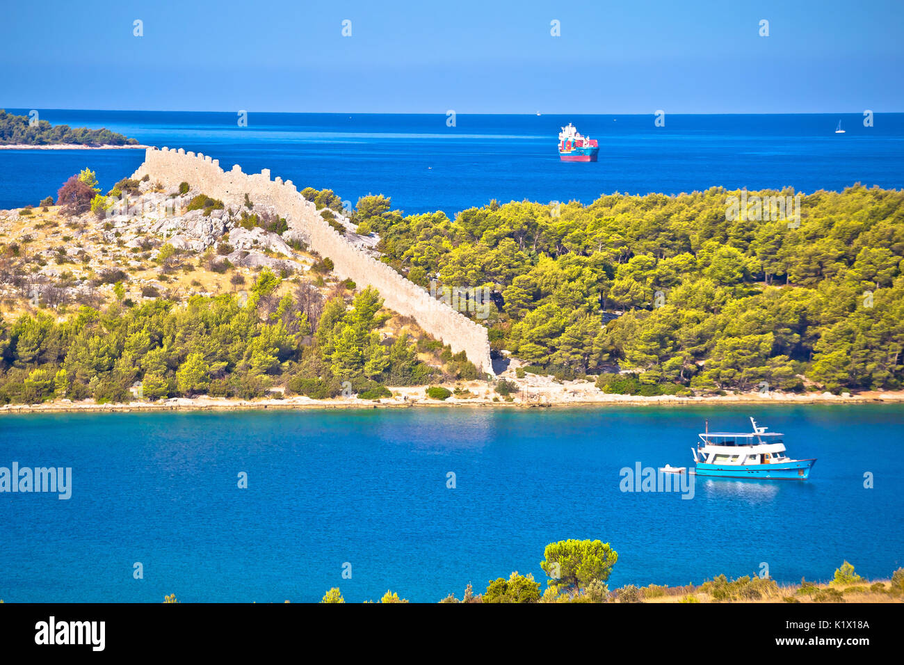 Antico muro di ostrica in Grabastica bay view, Dalmazia regione della Croazia Foto Stock