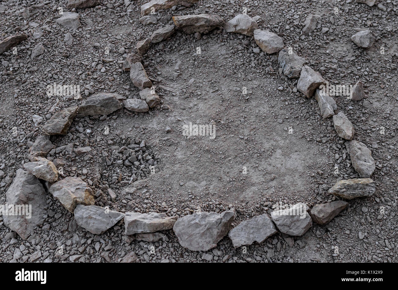 Il cuore è rivestito con pietra sul terreno. Foto Stock