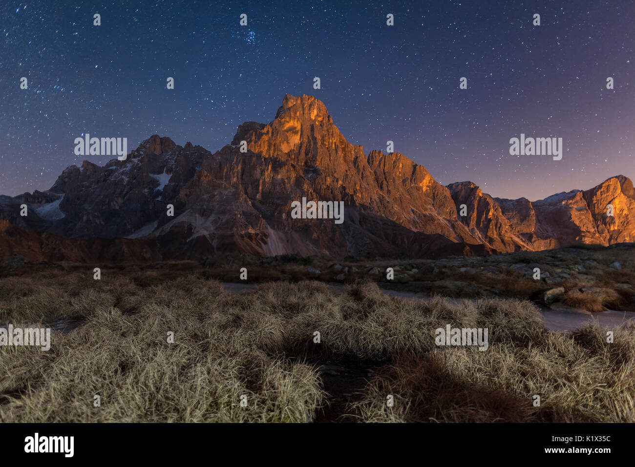 L'Europa, Italia, Trentino Alto Adige. Vista notturna dal Tognazza verso le Pale di San Martino e Dolomiti Foto Stock