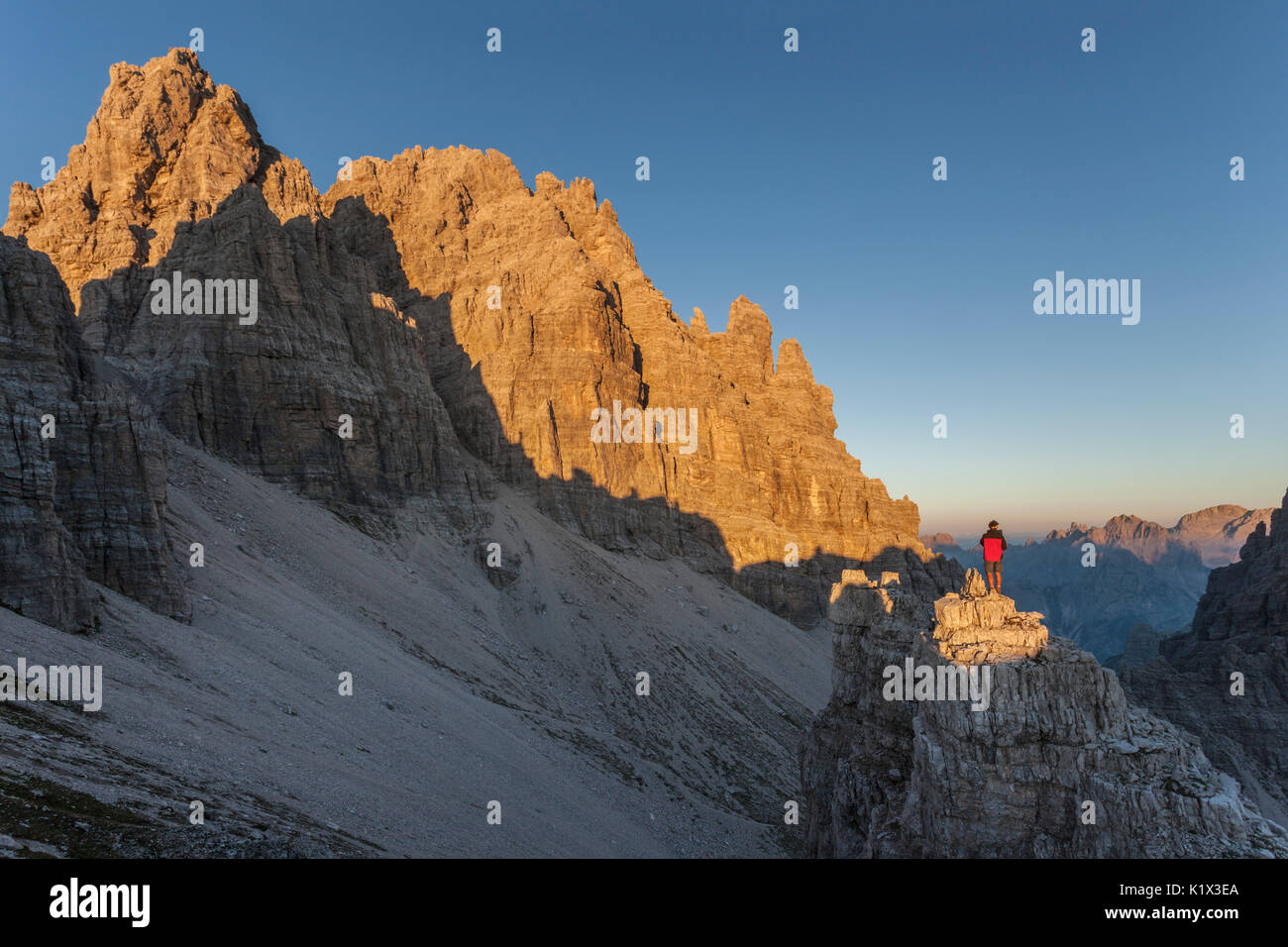 L'Europa. Italia Friuli, Pordenone. Fotografo di fronte Montanaia e Meluzzo cime dolomitiche del Friuli e Oltrepiave Foto Stock