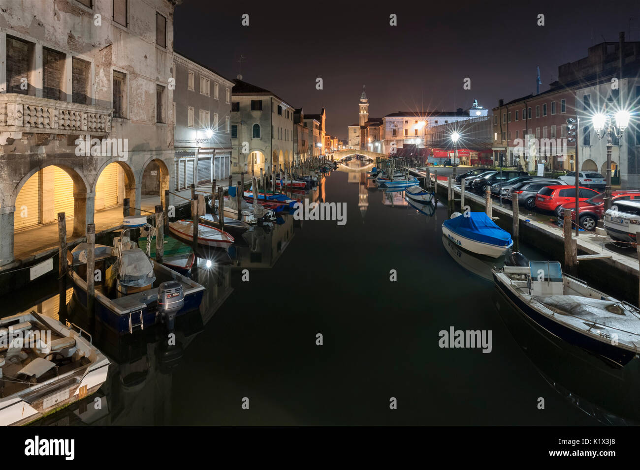 L'Europa, Italia, Veneto, Chioggia. Una vista del centro storico della città di notte Foto Stock