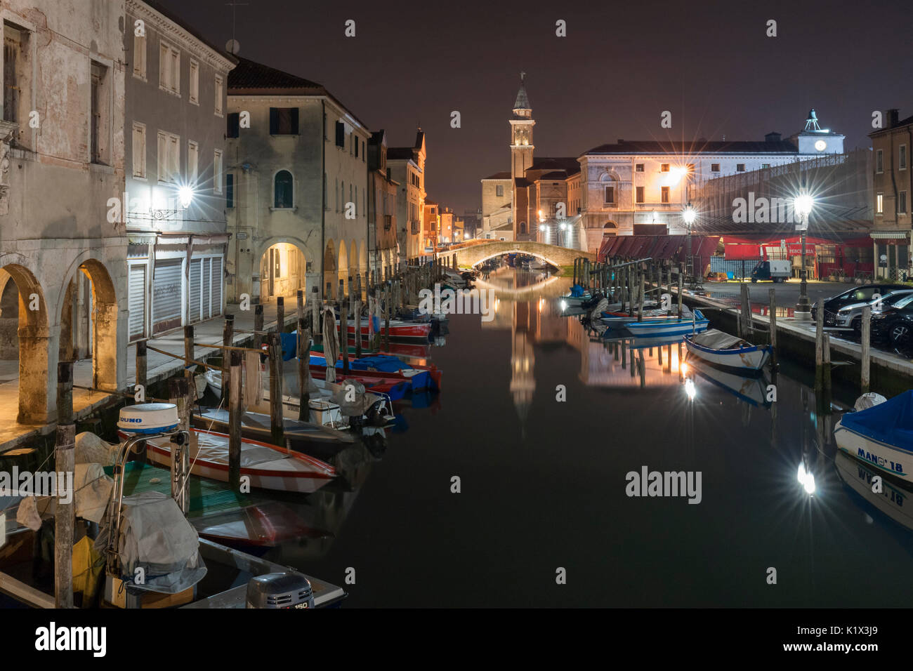 L'Europa, Italia, Veneto, Chioggia. Una vista del centro storico della città di notte Foto Stock