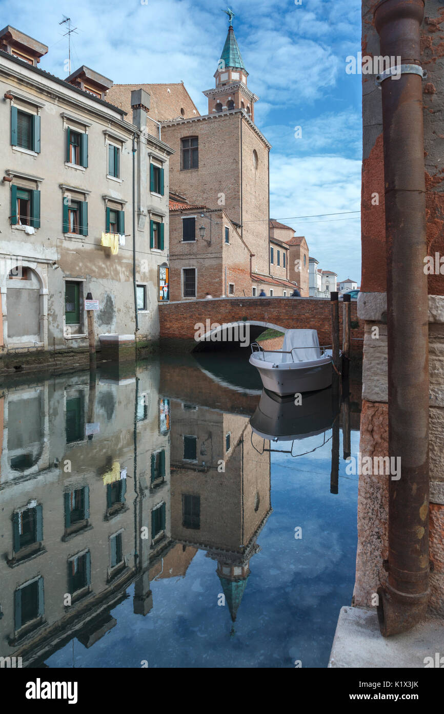 L'Europa, Italia, Veneto, Chioggia. Edifici riflettono sul Canal Vena Foto Stock