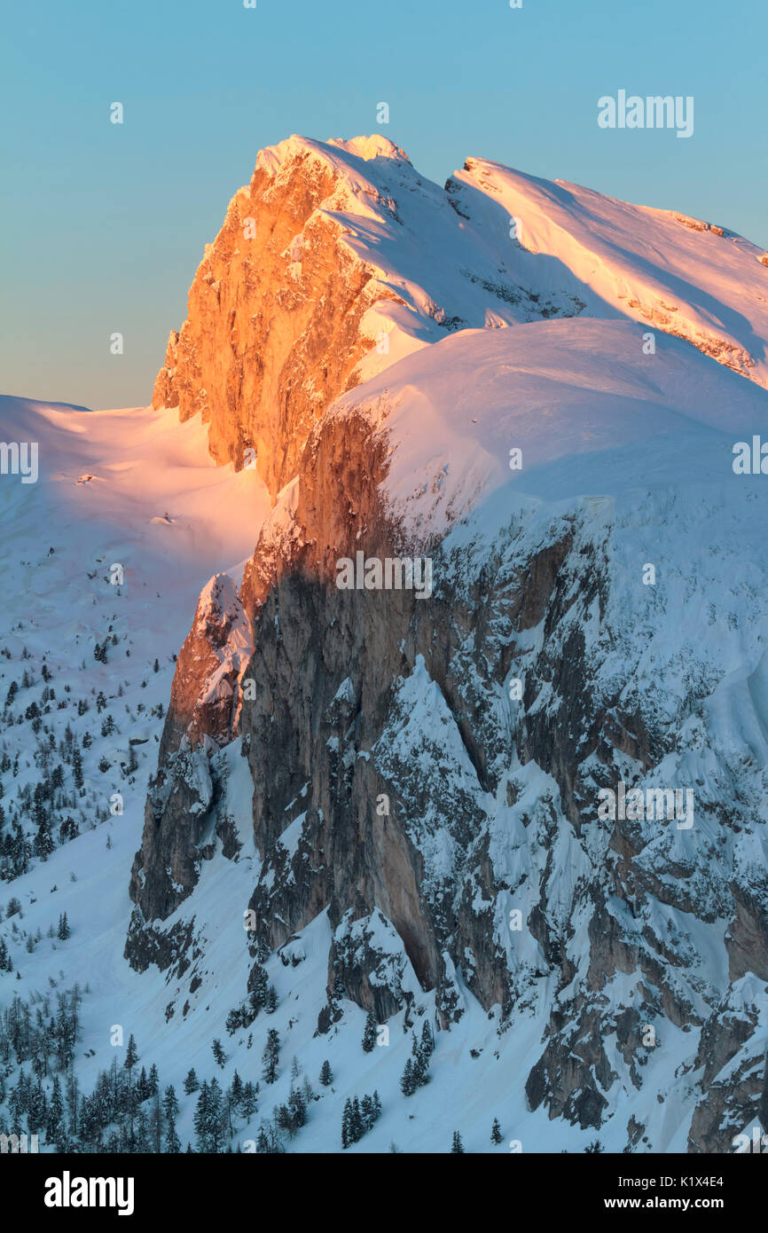 L'Europa, Italia, Veneto, Belluno, Agordino. Il monte Settsass southside in inverno, comune di Livinallongo del Col di Lana, Dolomiti Foto Stock