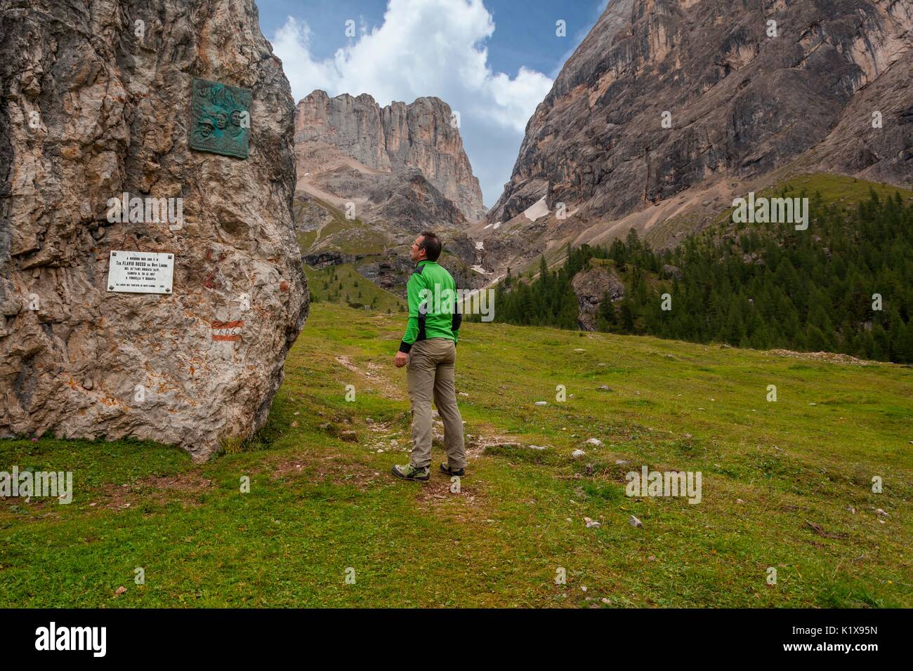 Ai piedi della Val Rosalia escursionista osserva le targhe commemorative dei caduti durante la Prima Guerra Mondiale, Marmolada, Dolomiti Foto Stock